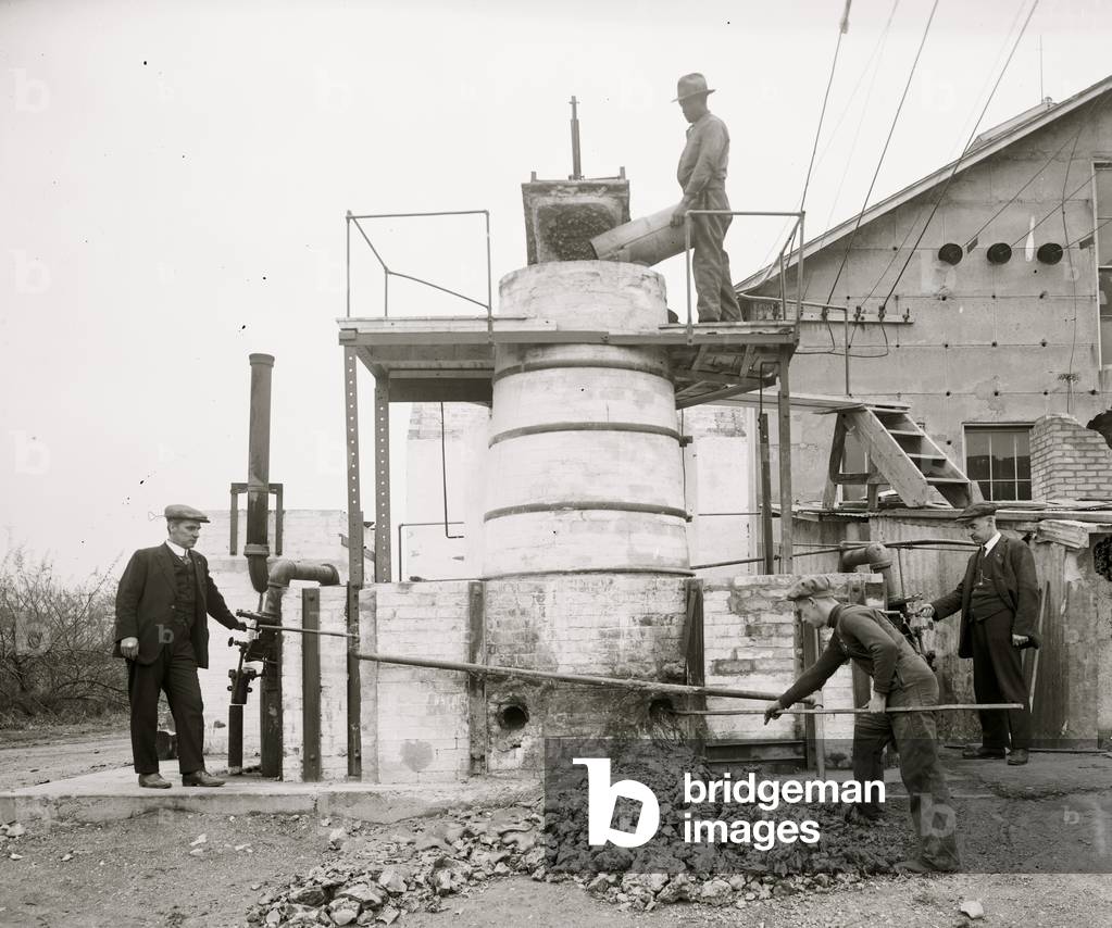 Afrikanischer amerikanischer Arbeiter auf Maschine zur Gewinnung von Säure aus Phosphat 1920 (Foto)