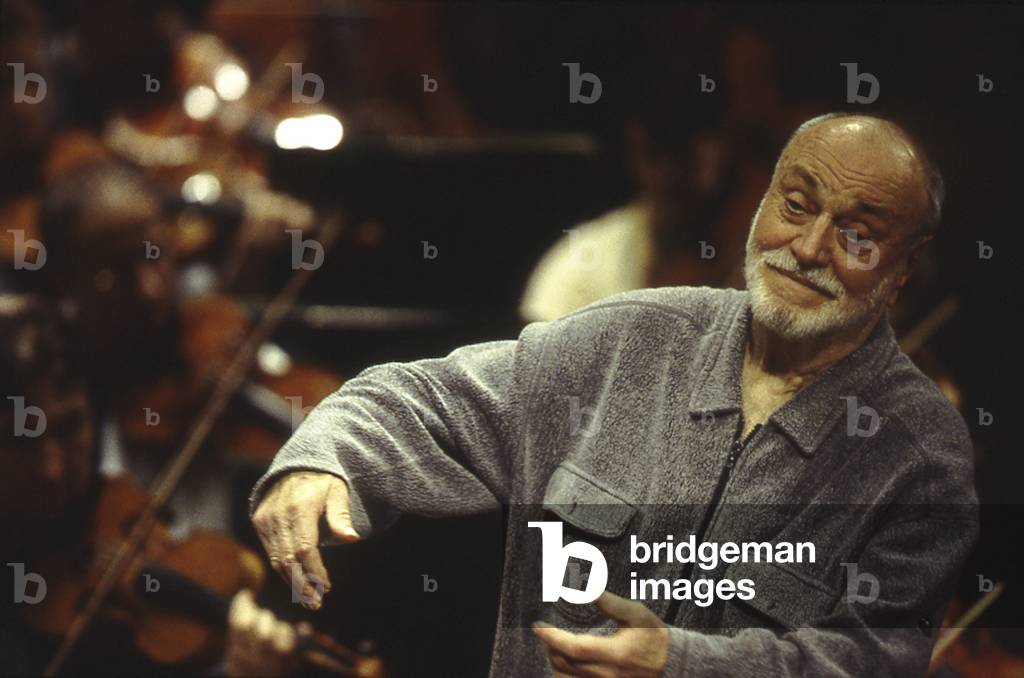 Kurt Masur - Porträt des deutschen Dirigenten, Dirigieren des französischen Nationalorchesters, April 2002. Ge