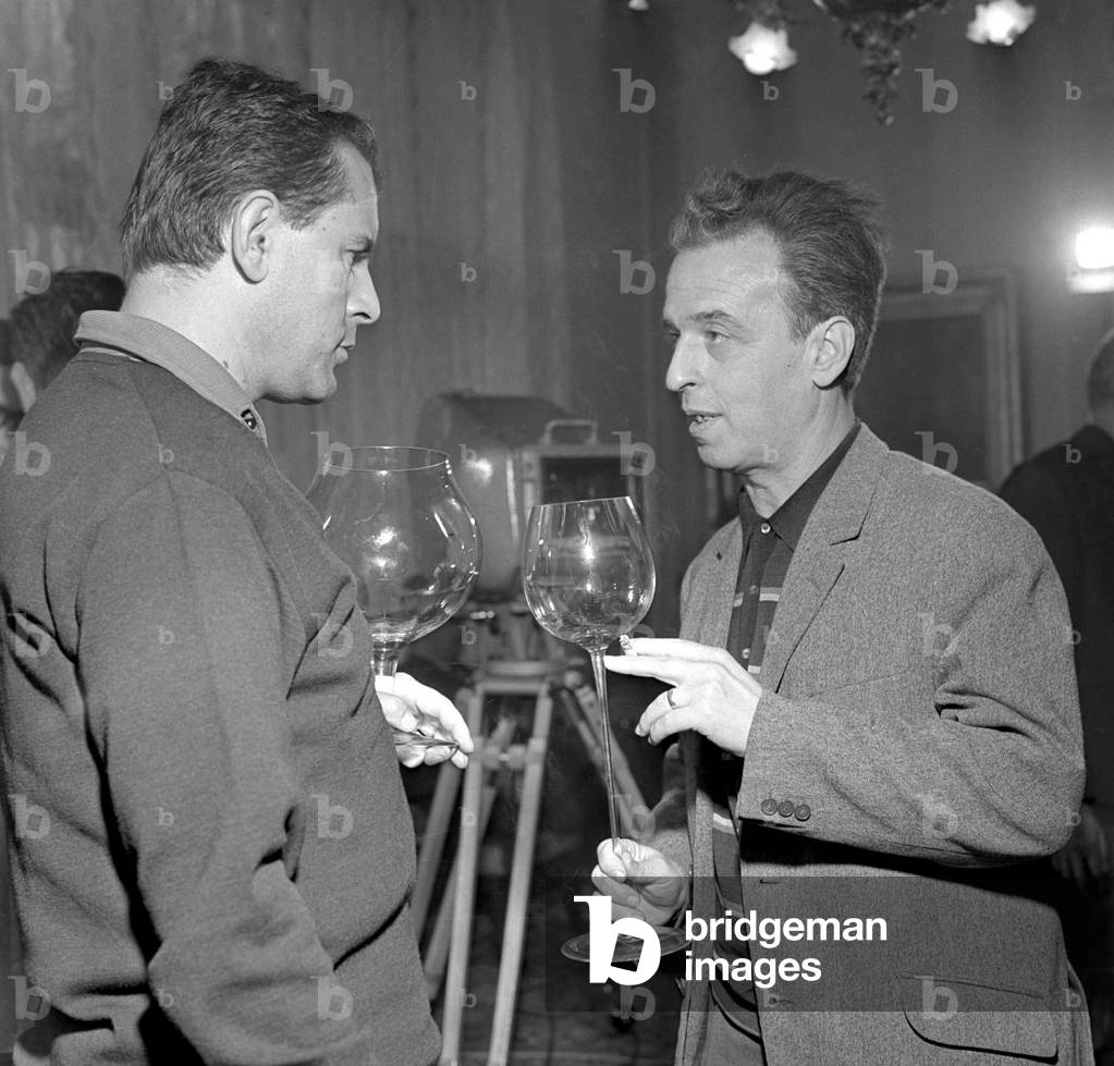 "Filmregisseure Milos Forman (links) Und Janos Kadar treffen sich beim 15. Carlsbad International Film Festiva