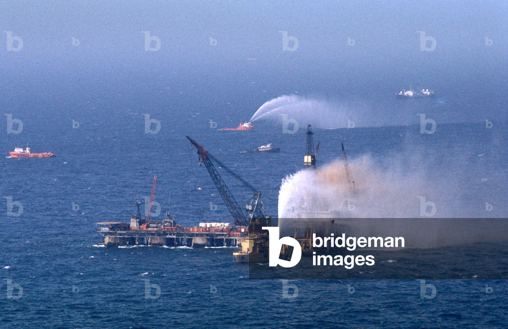 Bild von Fotografie "Die Nordsee 19770426. Blowout auf der Bravo-Plattform auf dem Ekofisk-Feld. Die ..." 1977