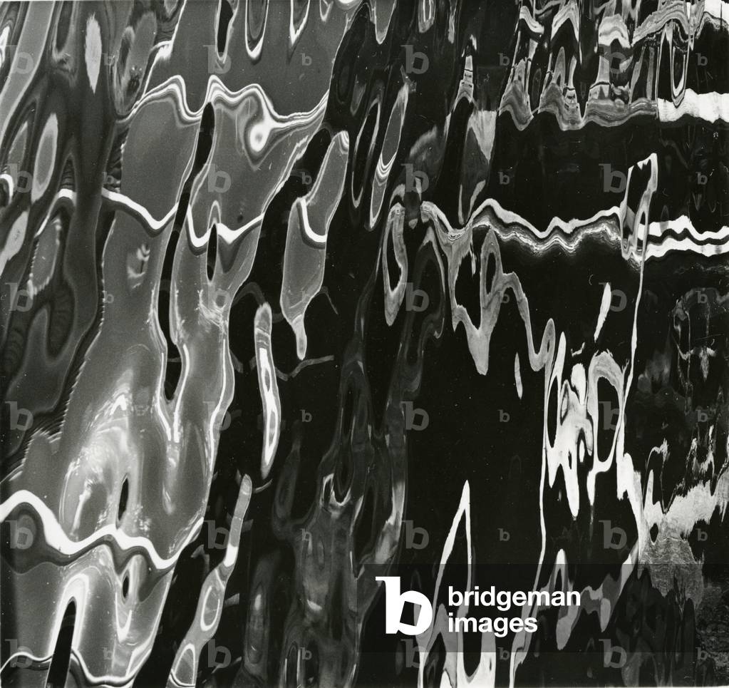 Wasser, Reflexionen, um 1970 (silberfarbener Gelatinendruck)