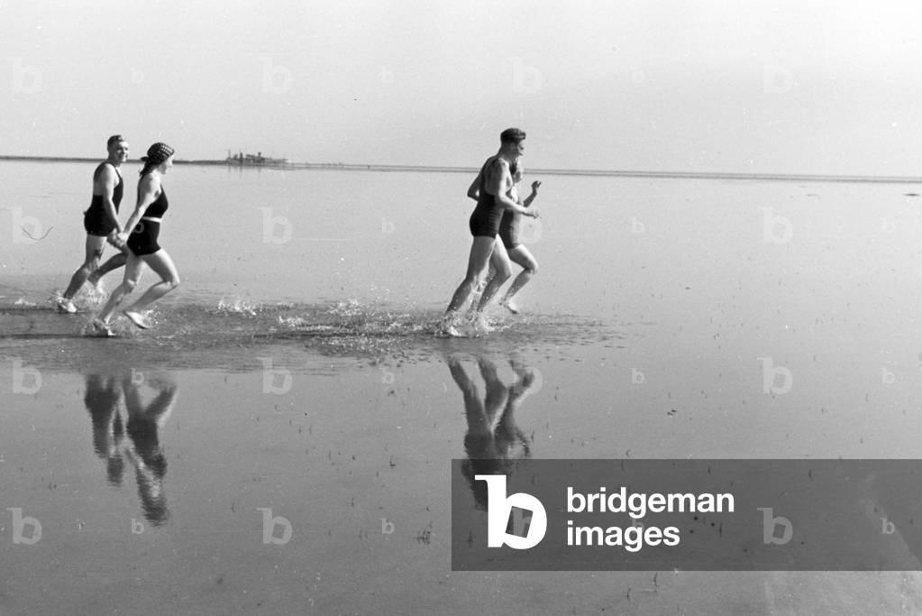 Bild von Fotografie "Urlauber auf der ostfriesischen Insel Juist", b/w