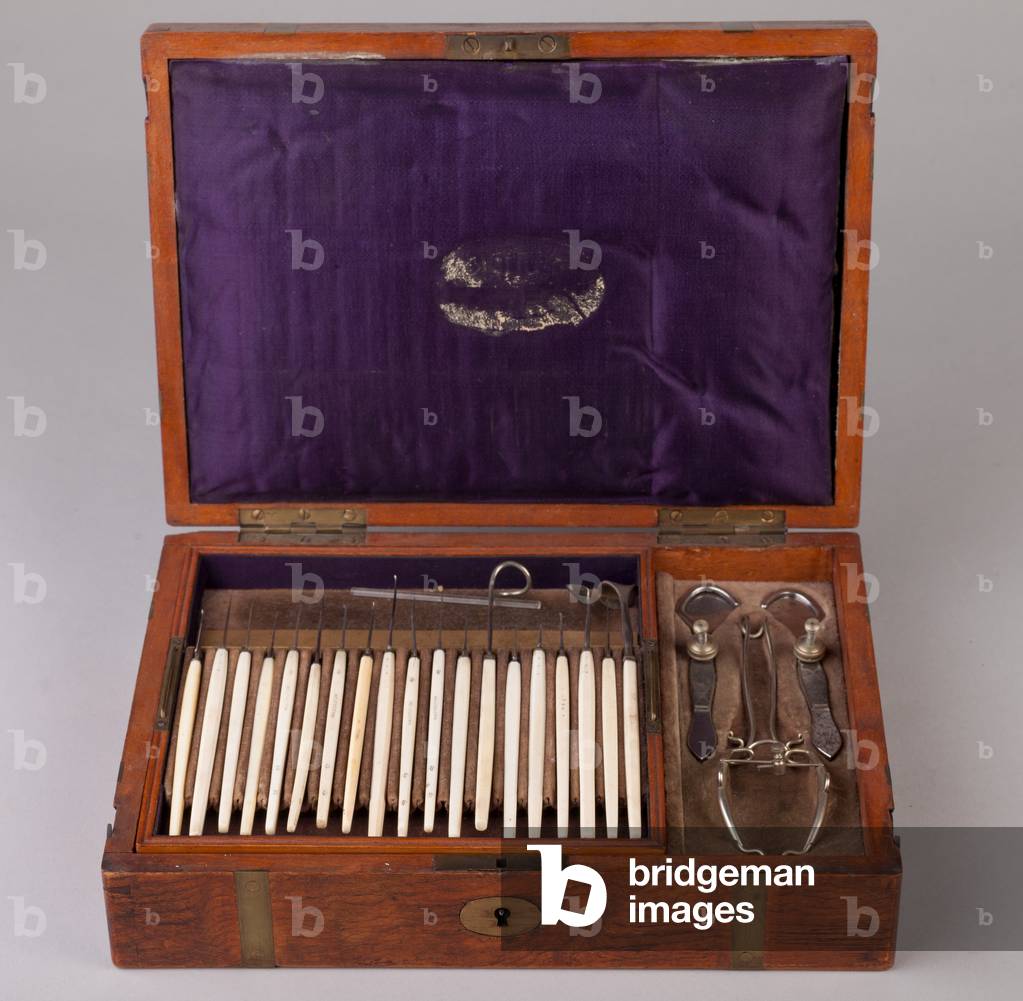 Caso di funzionamento della cataratta. Antichità medicinale.