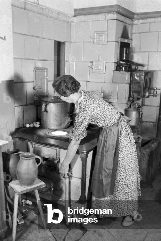 Una casa illuminata a gas, Germania 1930 (foto b/n)