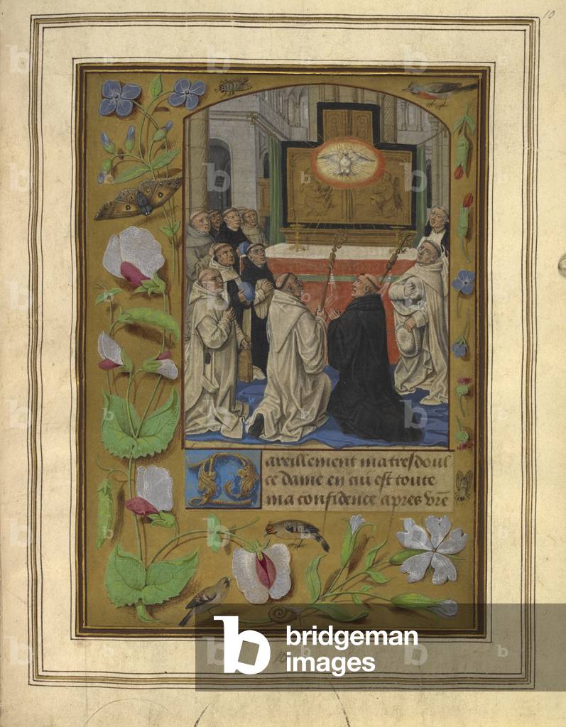 Priester knieten auf einem Altar.