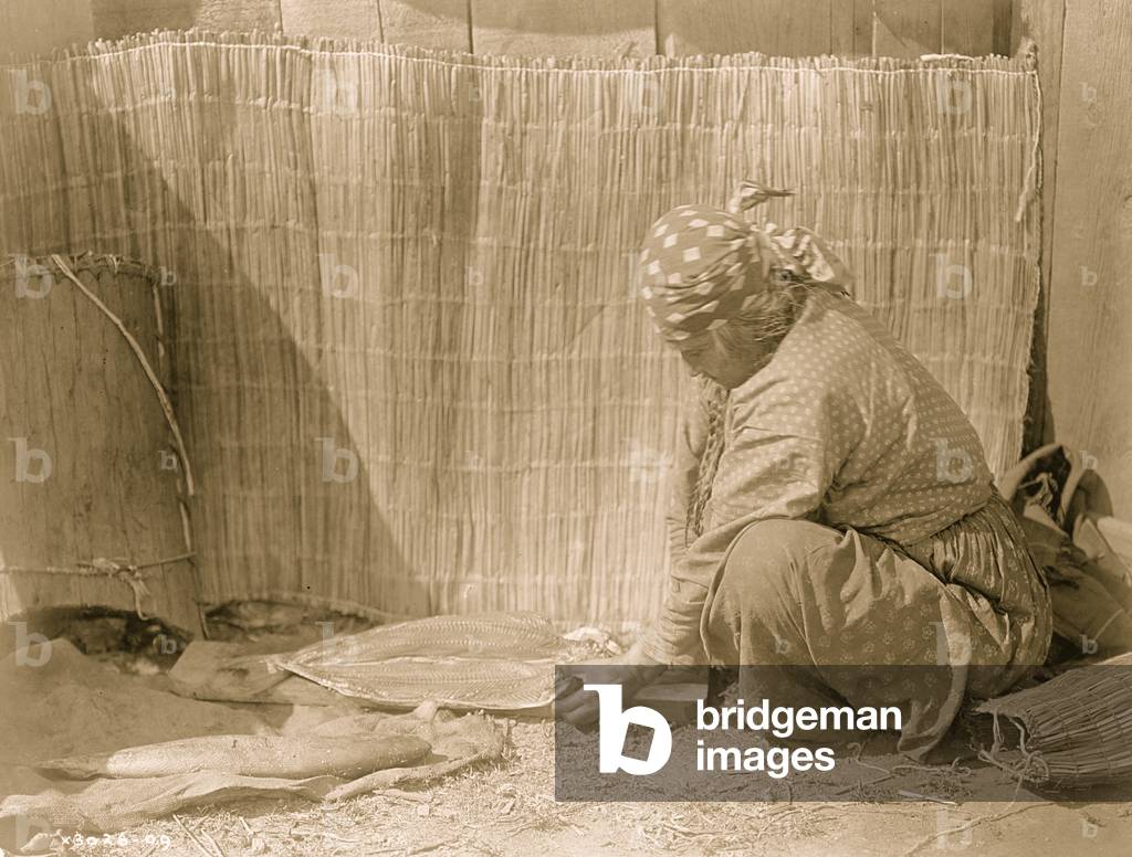 Bild von Fotografie "Vorbereitung Lachs - Wishram 1910 (Foto)" von Edward Sheriff Curtis, b/w