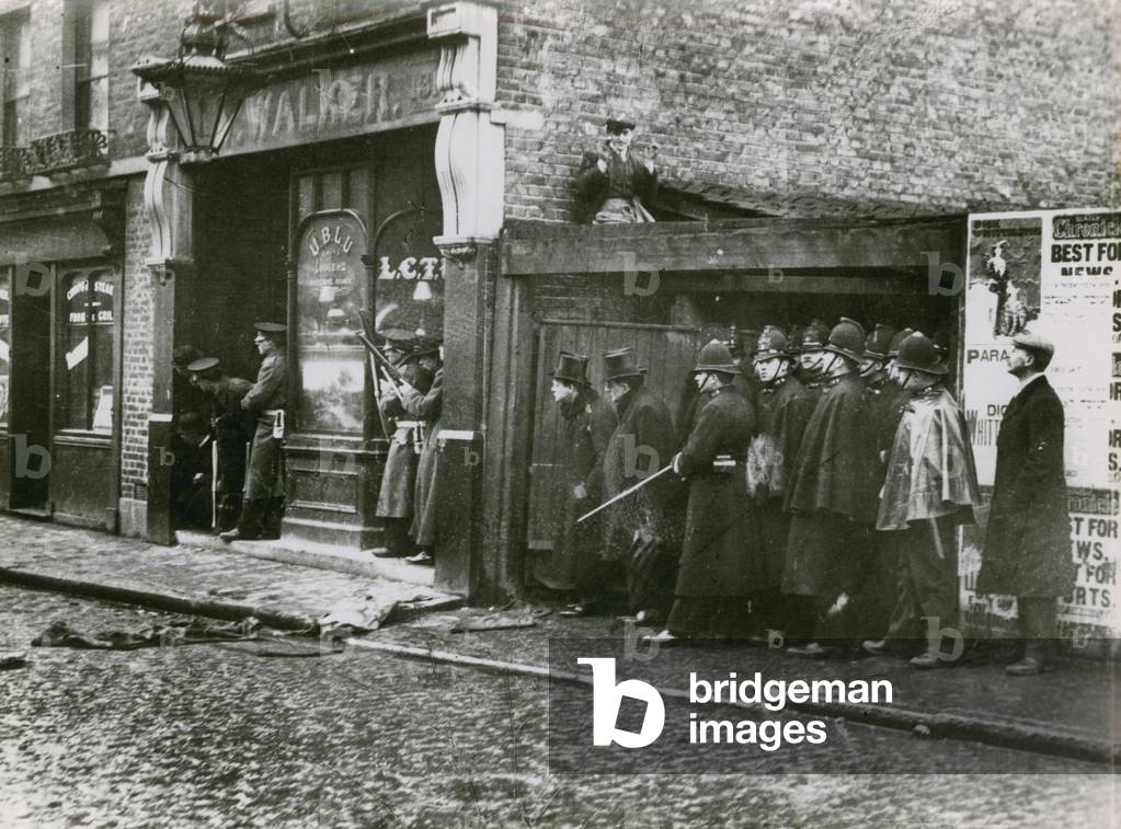 The siege of Sidney Street, London in 1911 (photo)