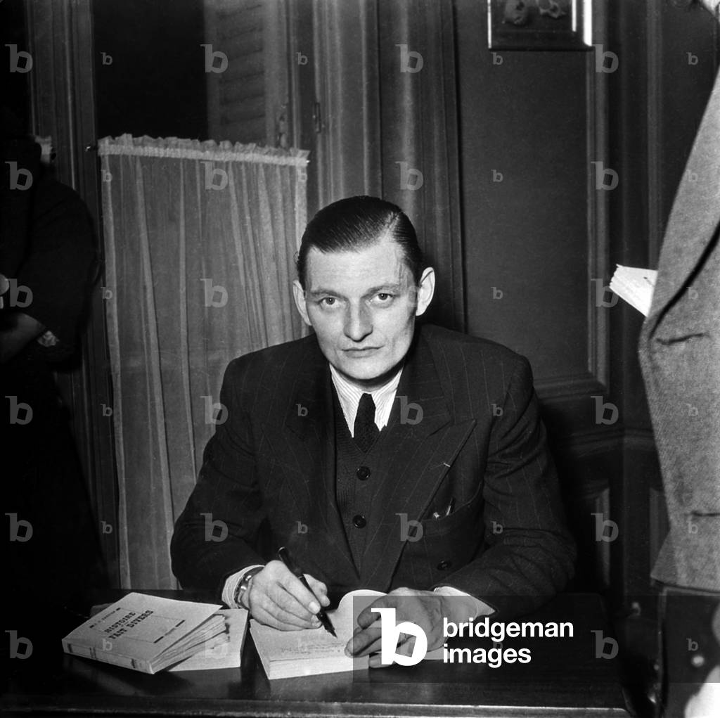 Bild von Fotografie "Französischer Schriftsteller Jean-Jacques Gautier erhält den „Prix Goncourt“ für sein Buc