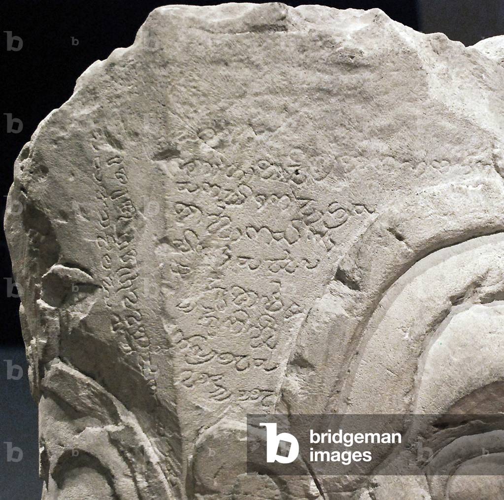 Malediven: Detail einer Inschrift in Evela Akuru-Schrift auf einer vorislamischen sechsgesichtigen Korallenste