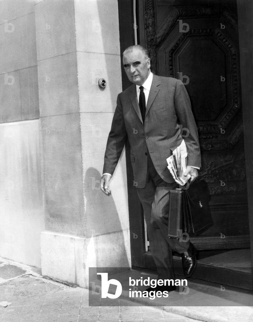 Image de Photographie représentant Georges Pompidou quitte sa maison après le 1er scrutin pour l'élection prés