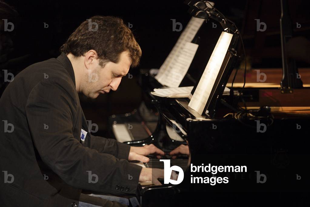 Thomas Aides performing in Paris, France, 2007 (photo)