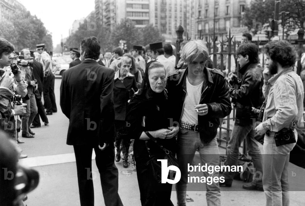Bild von Fotografie "Patrick Dewaere's Beerdigungen in Paris 2. Juni 1982: seine Mutter Mado Mauir und Familie
