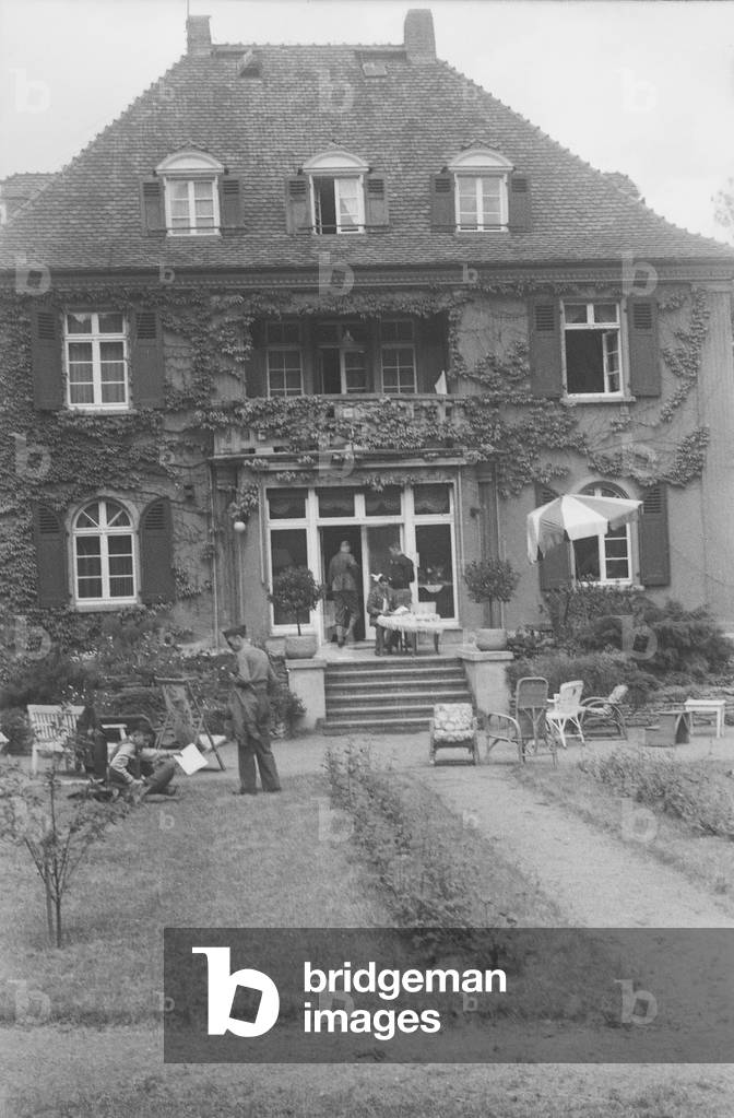 Immagine di Fotografia "militari alleati a Darmstadt", 1945 di James Stern, b/w