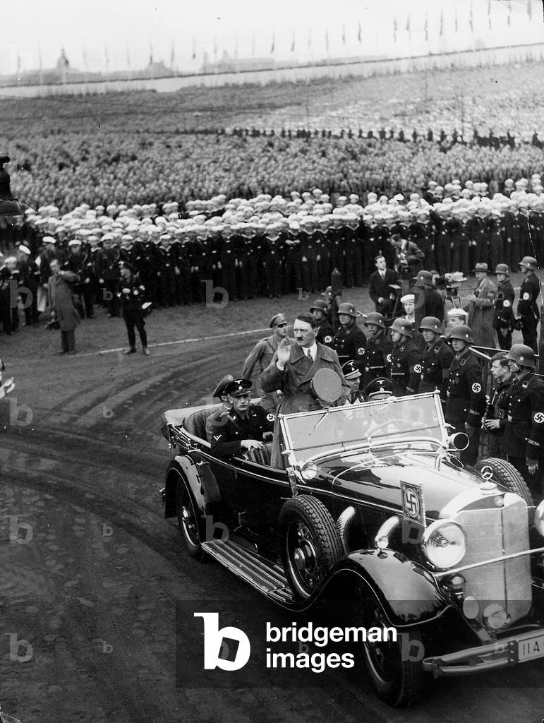 Bdm Rally Image of Adolf Hitler dans la voiture quitte un rallye le 1er
