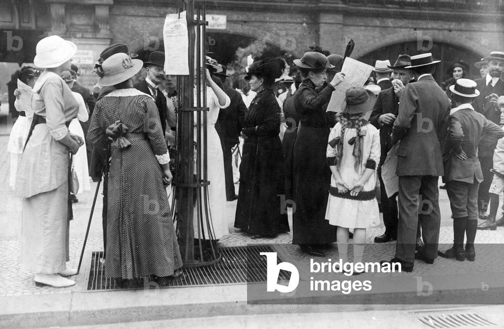 Immagine di Fotografia "Notizie di guerra" 1914, b/w