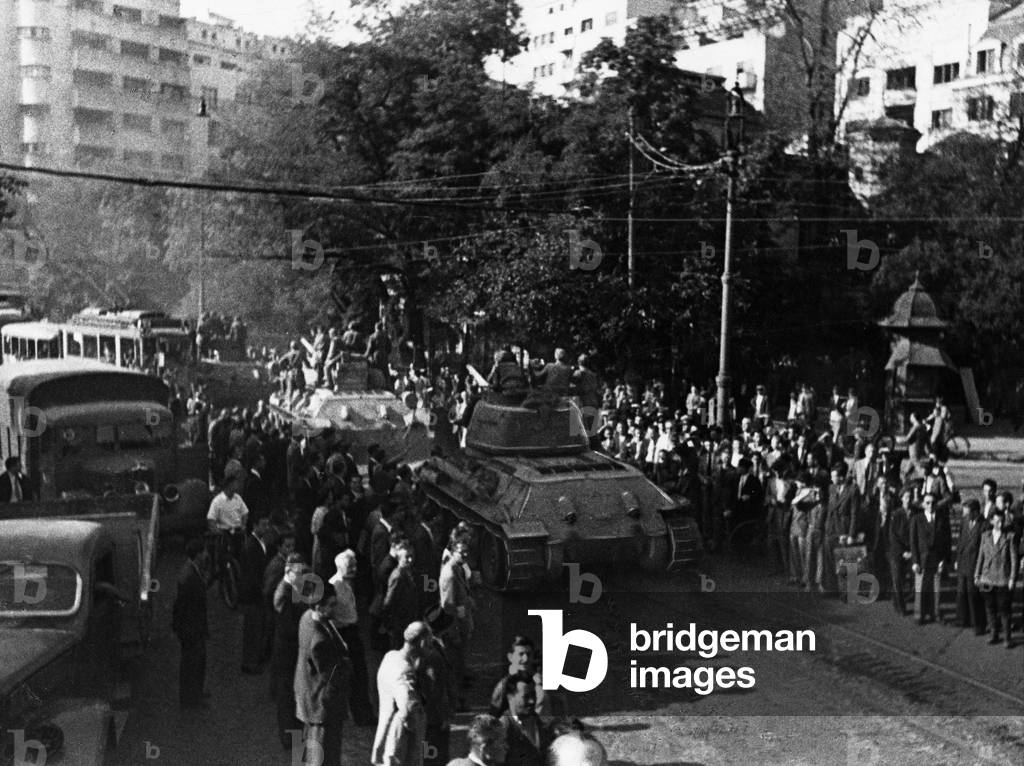 "Le truppe sovietiche entrano a Bucarest", b/w
