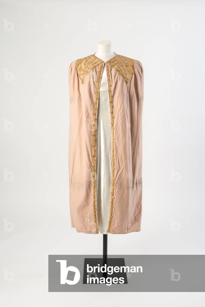 Mantello da sera in panno di lana rosa chiaro decorato con applicazioni in pelle di capretto oro, c.1936 (pann