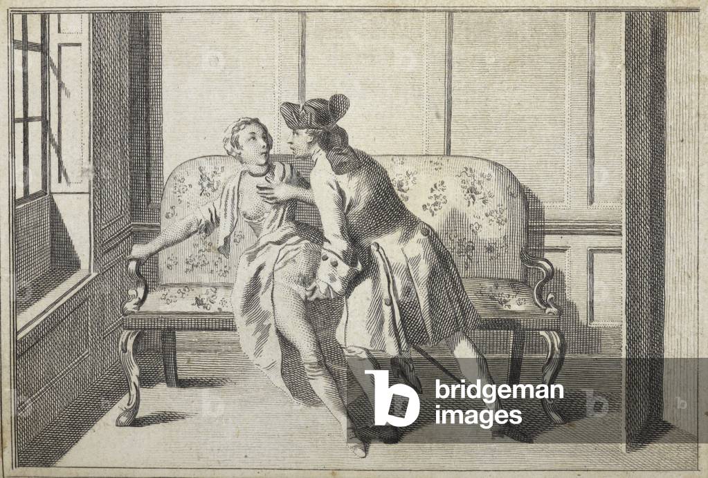 Un uomo che tocca sessualmente una donna semi-svestita seduta su un divano.