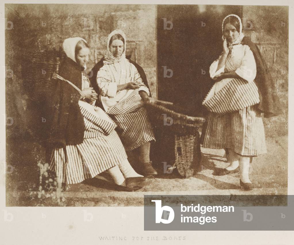 Bild von Fotografie "Newhaven Fisherwomen. Warten auf die Boote. Gruppe von Frau Logan und zwei nicht identifi