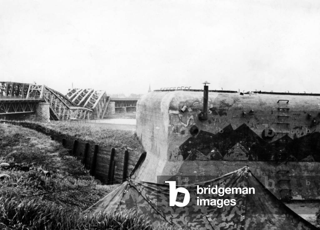 Immagine di Fotografia "Bunker e ponte distrutti dagli olandesi nei Paesi Bassi" 1940, b/w