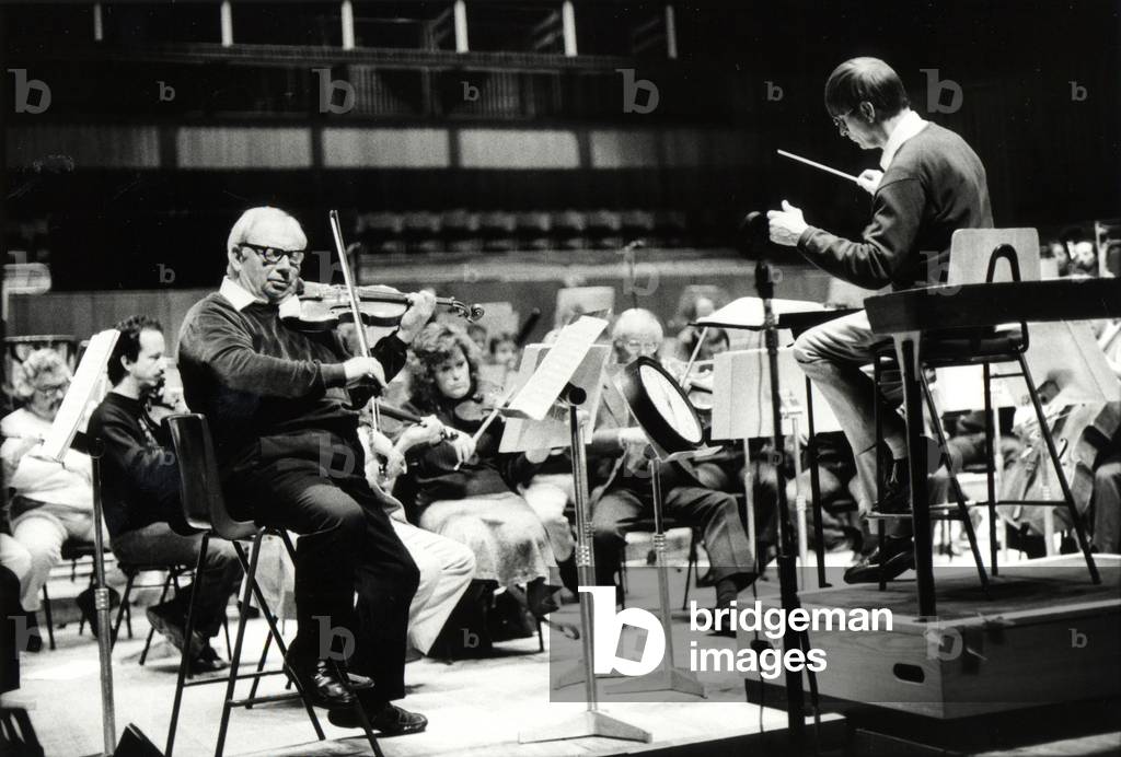 Bild von Fotografie "Isaac Stern spielt Geige" von Mary Robert, b/w