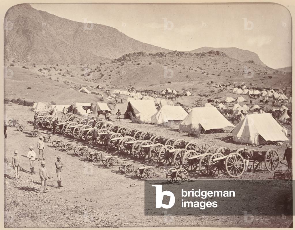 Immagine di Fotografia "Pistole catturate da Ali Musjid parcheggiate a Shergai Heights" 1879 di John Burke