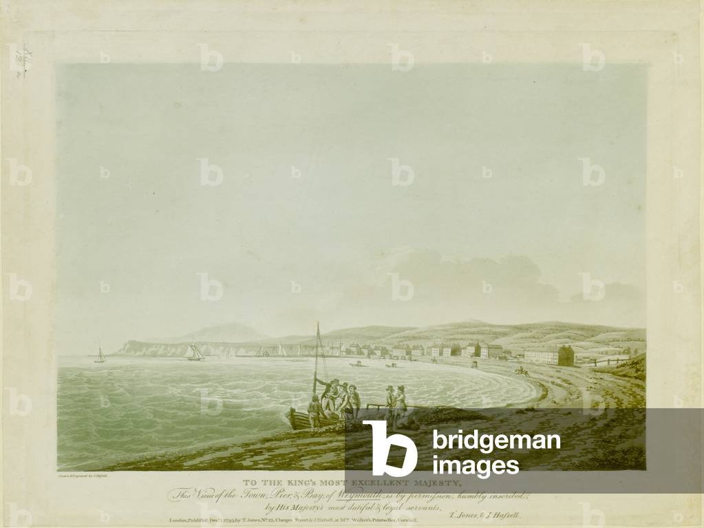 Männer und Frauen stehen an einem Boot am Strand von Weymouth; das Meer nach links; die Stadt Weymouth in der 
