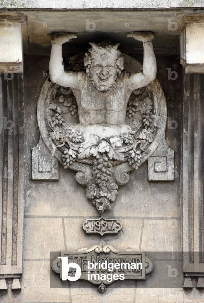 Art nouveau, Satyre entouré de grappes de raisin situé sur une maison à langle des rue Gérusez et Maldan à Re