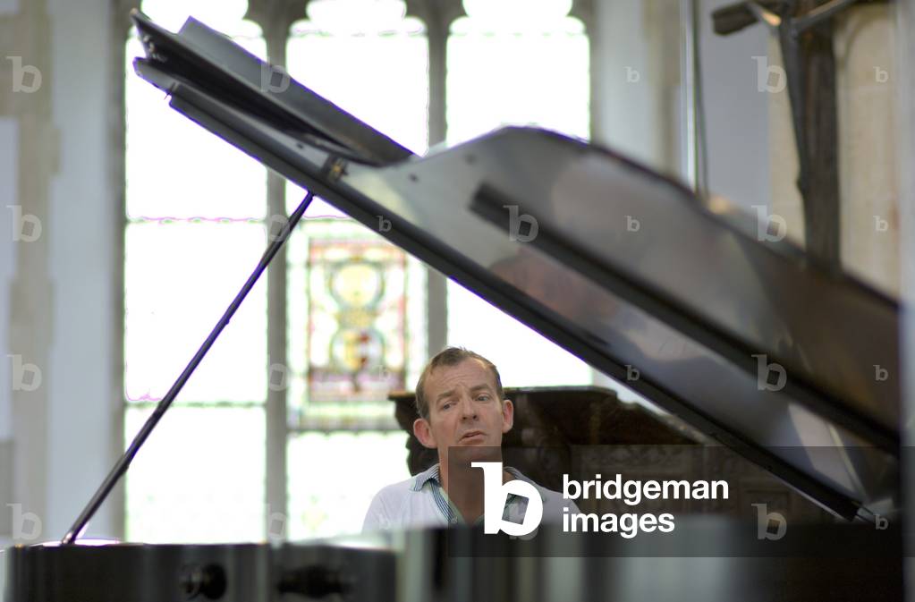 "Andrew West - suonare il pianoforte alla Blythburgh Parish Church"