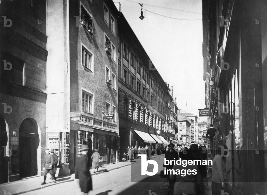 Immagine di Fotografia "The Faerbergraben in Munich (b/w photo)" 1920, b/w