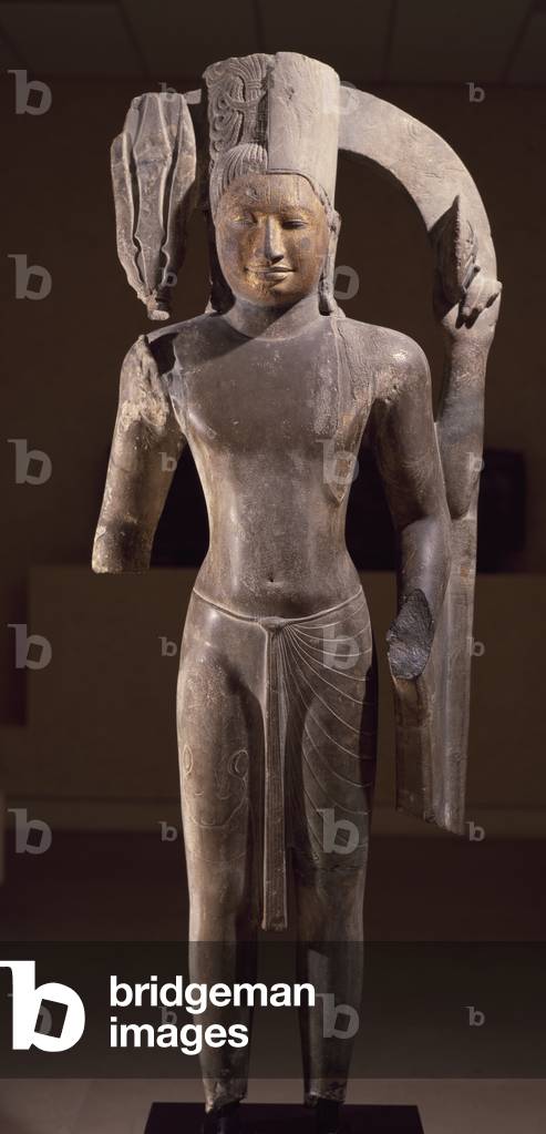 TETE D'UNE DIVINITE MASCULINE EN GRES POLI, CAMBODGE, KHMER, EPOQUE PRE TETE D'UNE DIVINITE MASCULINE EN GRES POLI, CAMBODGE, KHMER, EPOQUE PRE