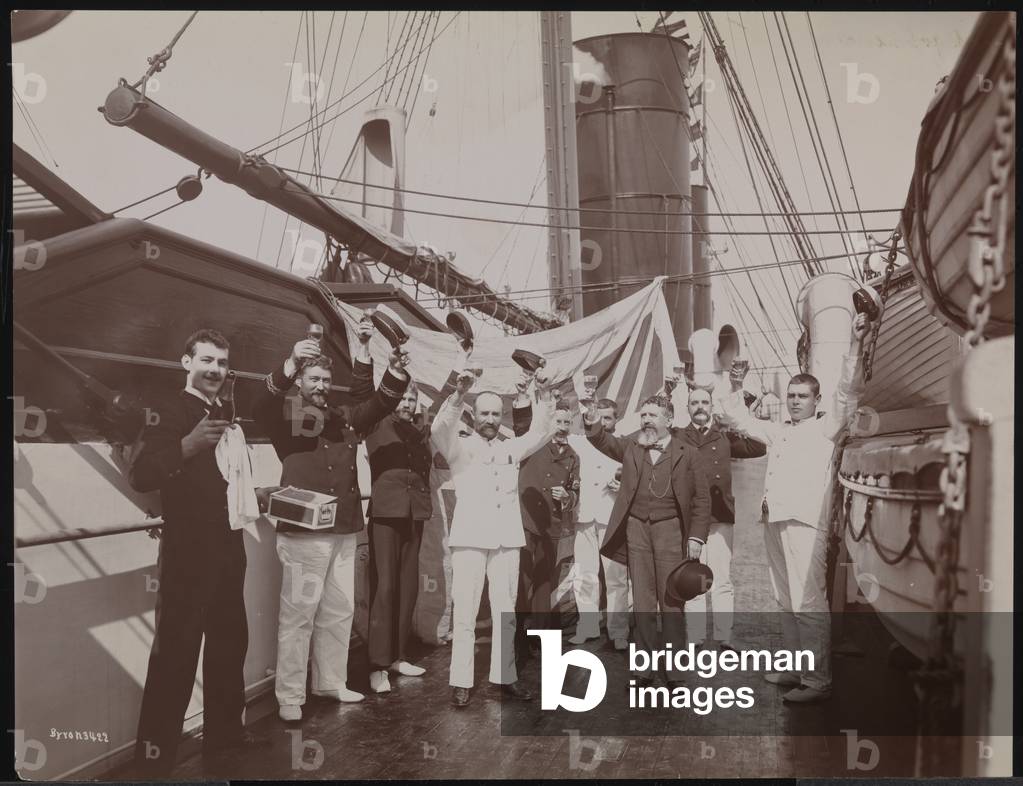 Bild von Fotografie "Offiziere und Crew Toasten mit Champagner und Zigarren auf dem Deck der S.S. „Umbrien“" 1