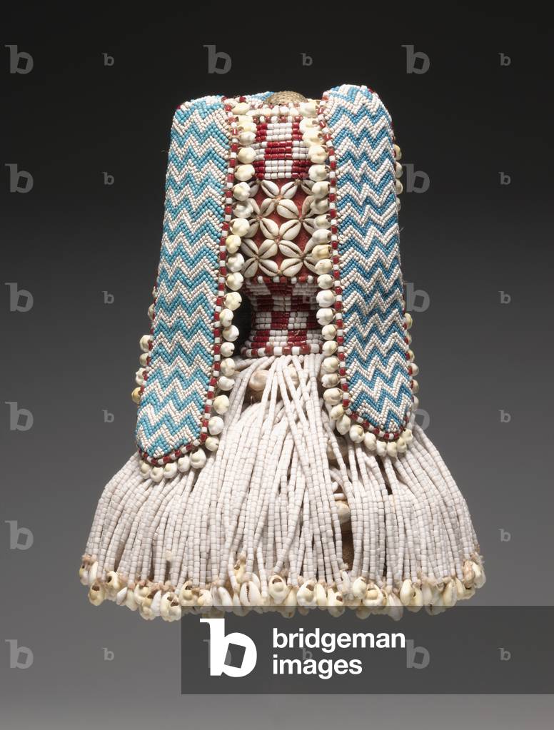 Cappello, forse primi del '900 (rafia, perline di vetro, conchiglie di cowrie, stoffa)