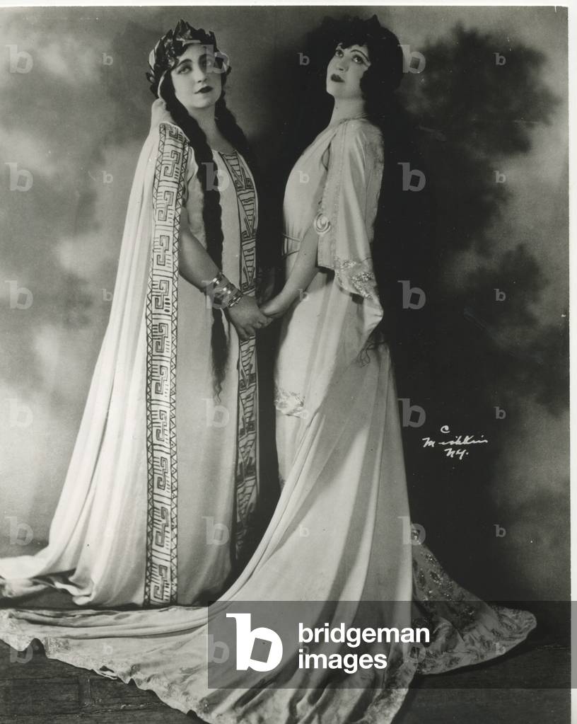 Gina Cigna nel ruolo del titolo di Norma di Vincenzo Bellini al Metropolitan Opera di New York 1937