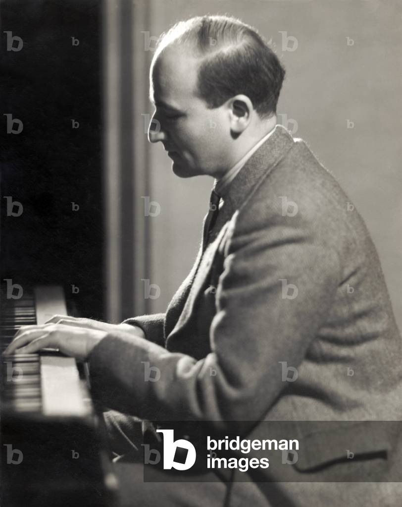 Bild von Fotografie "Louis KENTNER spielt auf der Klaviertastatur." 1901 von Unknown photographer