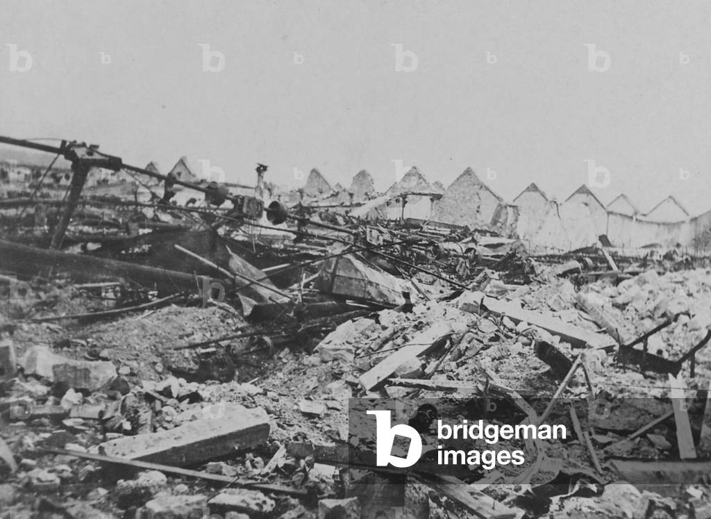 Immagine di Fotografia "Un edificio è irriconoscibile dopo essere stato decimato da Shelling" 1916, b/w