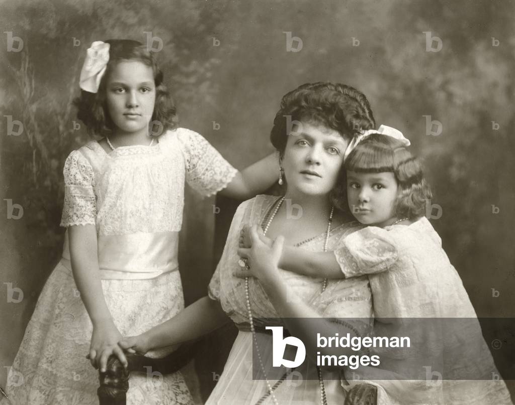 Immagine di Fotografia "La signora George Gould (Edith Kingdon) con le figlie Edith e Gloria" 1911, b/w