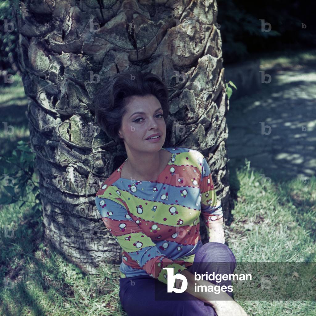 L'attrice tedesca Nadja Tiller appoggiata su una palma, Italia anni '60