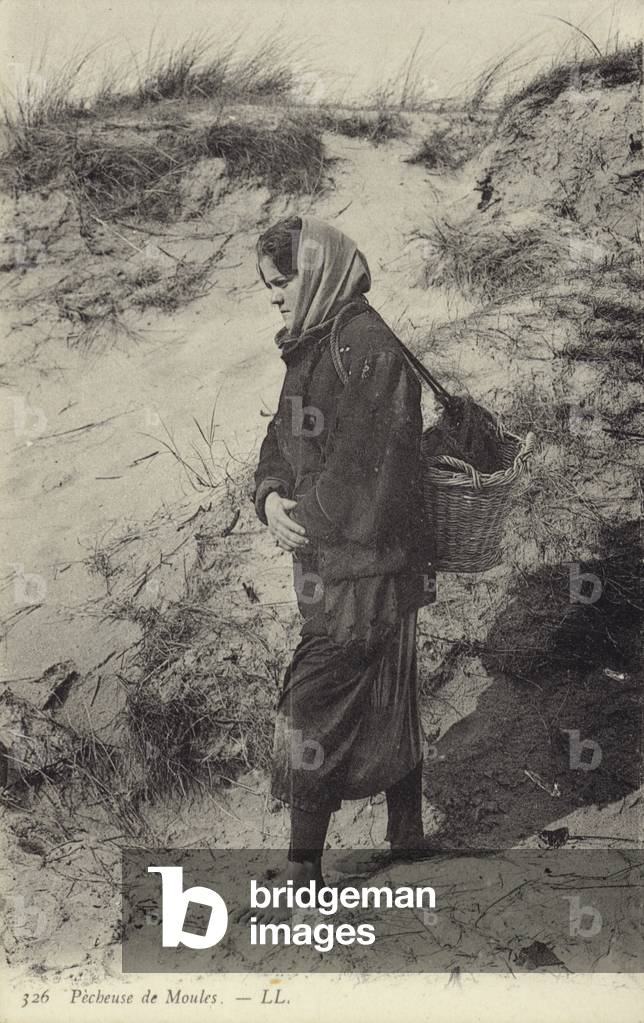 Pescatrice di cozze (foto b/n)