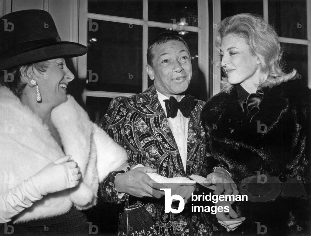Immagine di Fotografia "Henri Salvador e la sua seconda moglie Jacqueline Garabedian (L) Con Nicole Courcel al