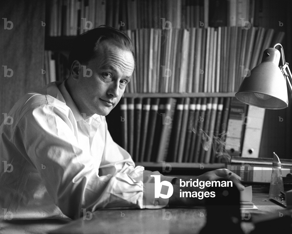 Immagine di Fotografia "Bærum 195712. L'autore André Bjerke nella sua casa di Eiksmarka" 1957