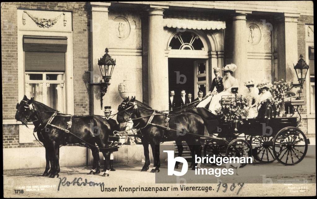 Immagine di Fotografia "Ak Das Kronprinzenpaar nel corso di quattro" di German Photographer, b/w