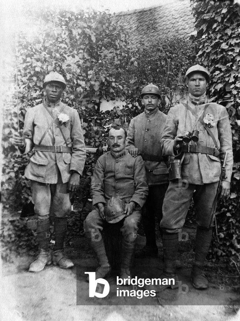 Immagine di Fotografia "Gruppo di soldati con un soldato africano", b/w