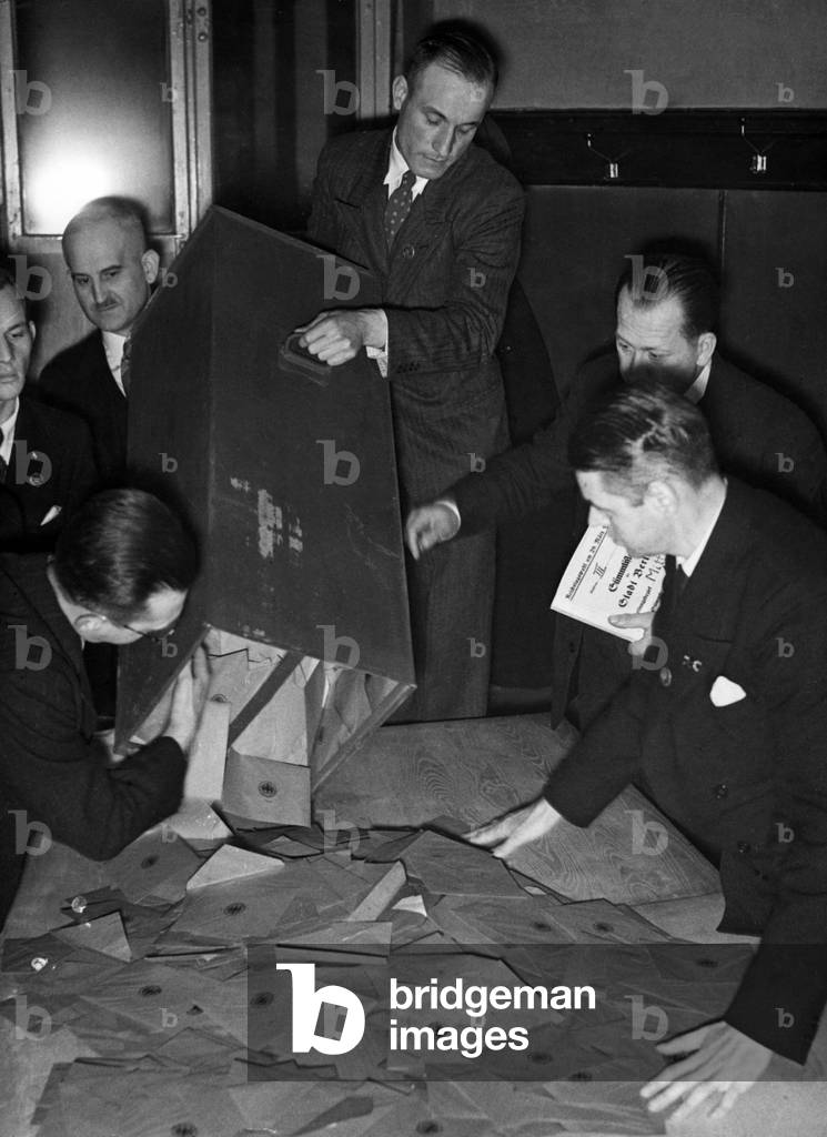Image of Counting votes of the Reichstag election 1936 in BerlinMitte (b/w