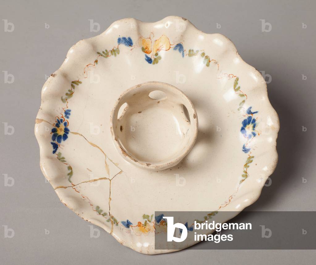 Marcelina. Polychromes Porzellan. Herkunft Alcora. Zweite Hälfte des 18. Jahrhunderts. Museumsinventar Nr.: 41