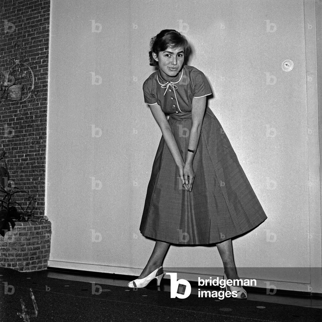 "Eine junge Frau trägt ein schönes Kleid", b/w