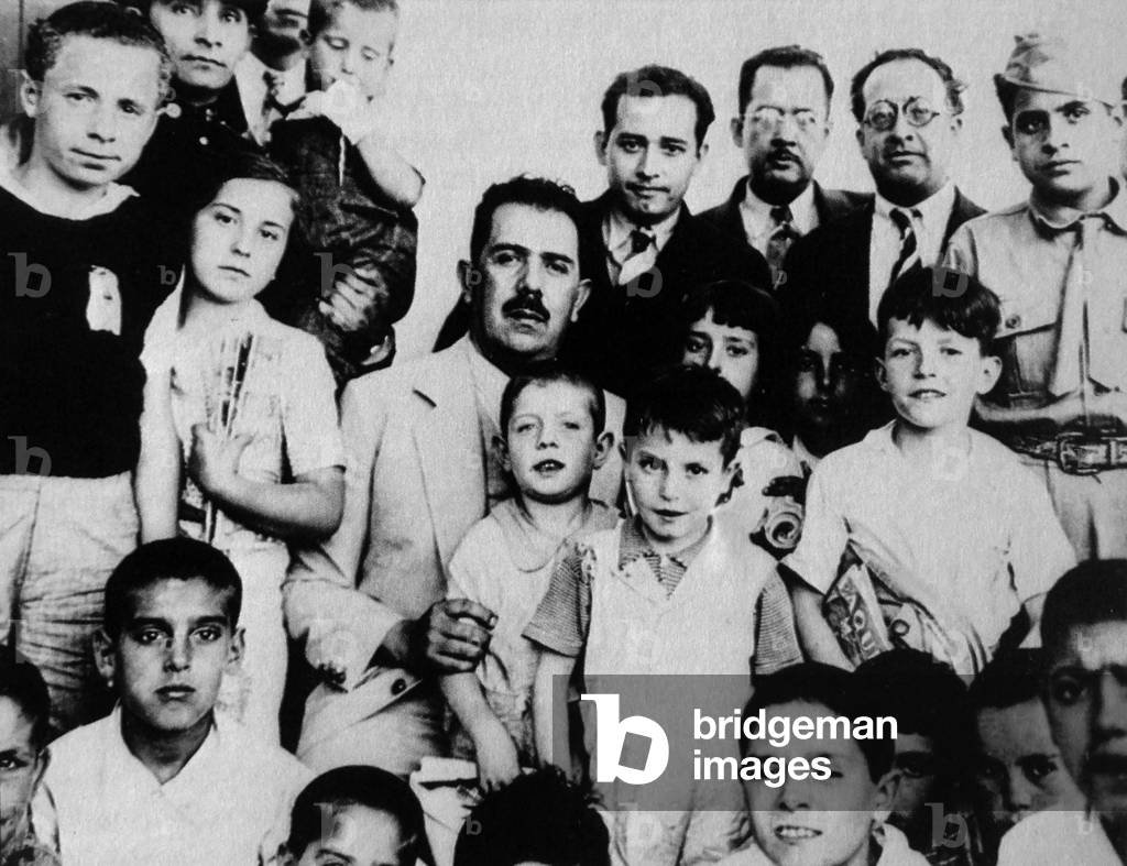 Immagine di Fotografia "I bambini rifugiati vengono ricevuti dal Presidente del Messico Cardenas" di Unknown p