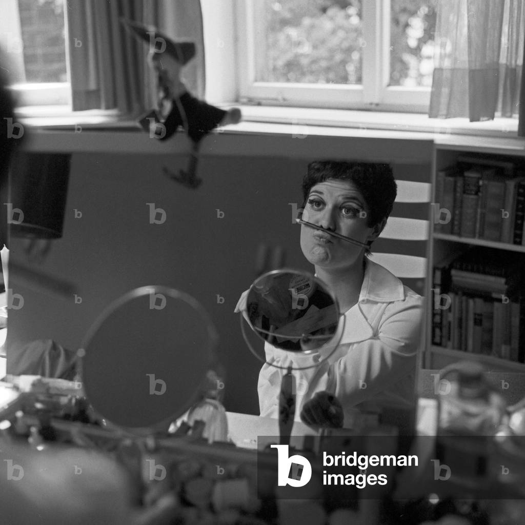 Modello Petra in posa per la rivista televisiva tedesca «HoerZu», Germania anni '60