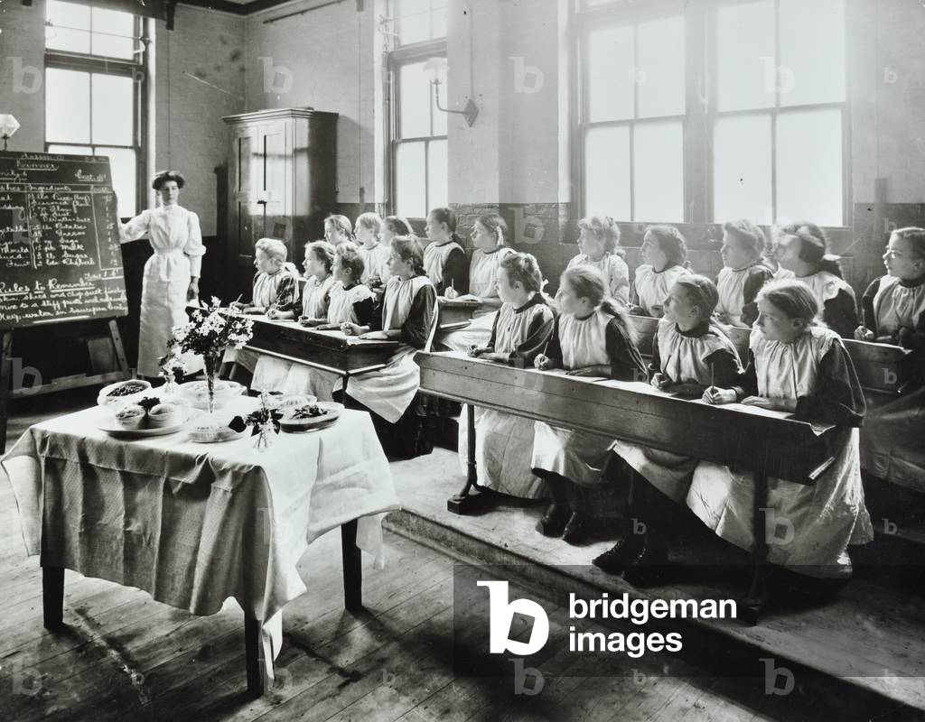 Bild von Fotografie "Gopsall Street School: Kochkurs" 1908 von English Photographer