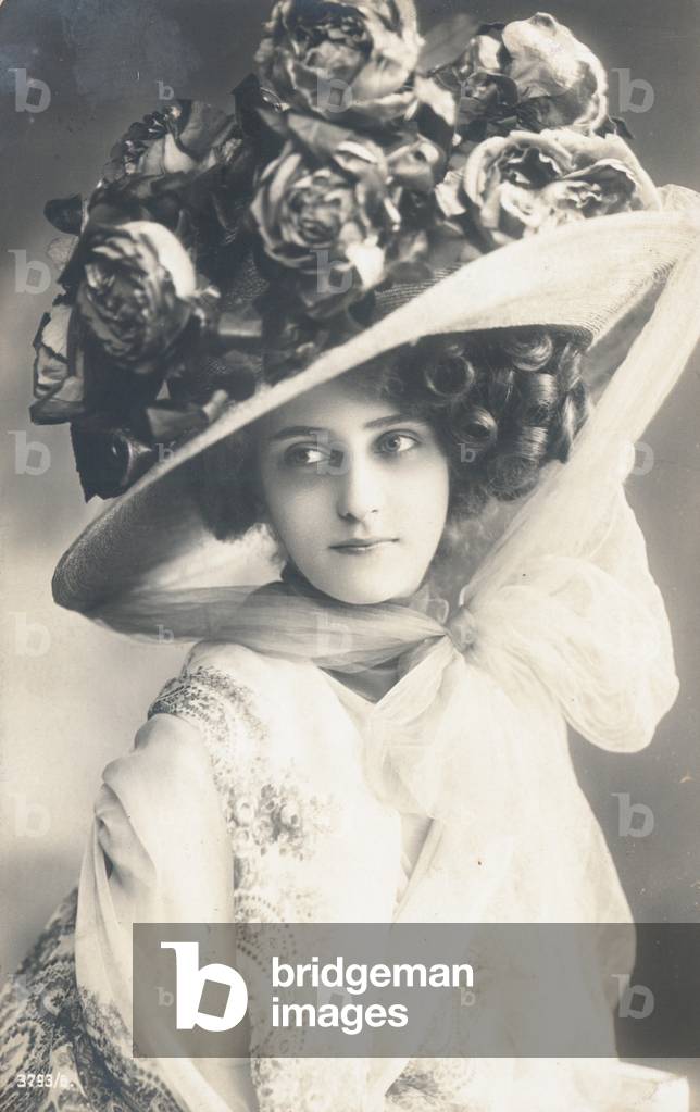 Image de Photographie représentant Portrait d'une femme portant un grand chapeau (b/w photo) 1901 par French P
